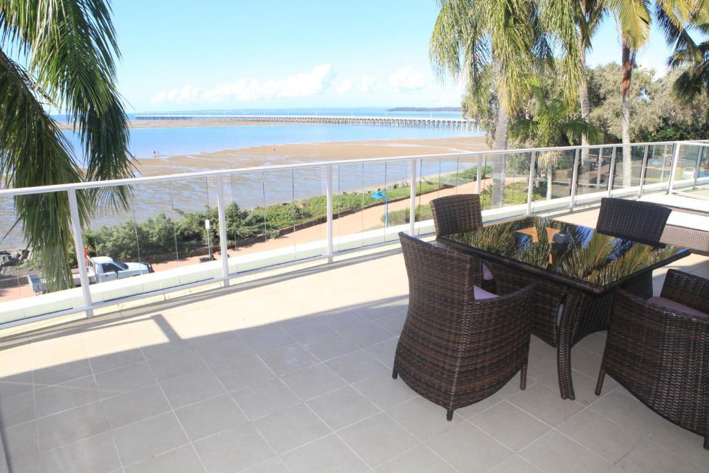 Pier Resort Urangan Exterior photo