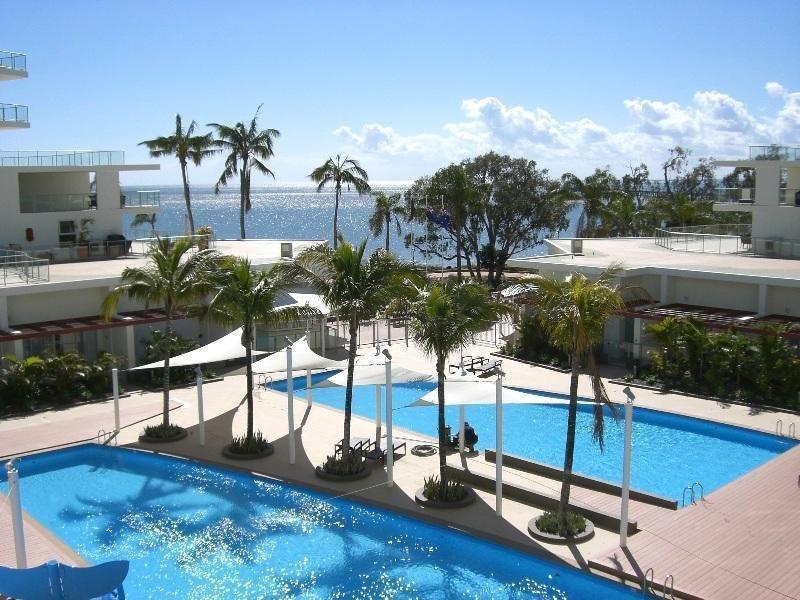 Pier Resort Urangan Exterior photo