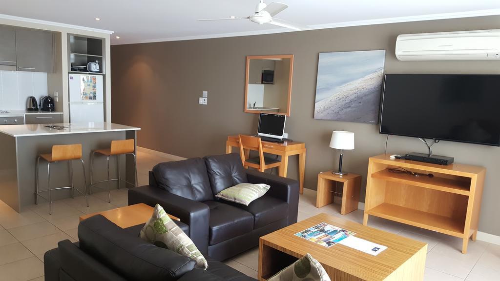 Pier Resort Urangan Exterior photo