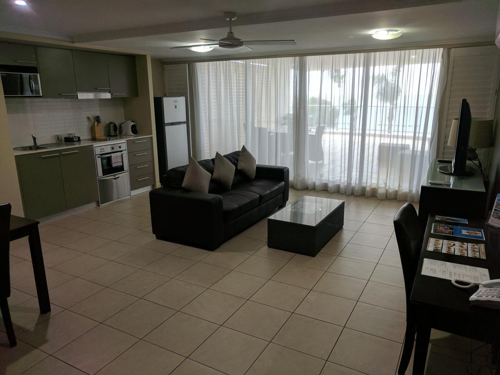 Pier Resort Urangan Exterior photo