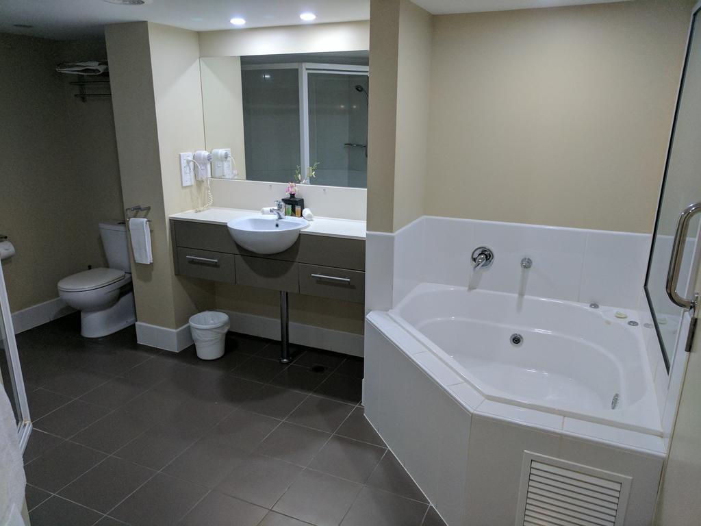 Pier Resort Urangan Exterior photo