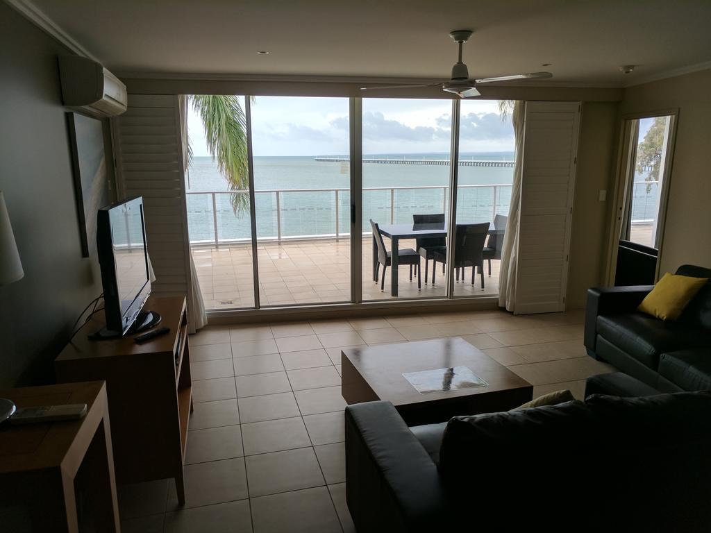 Pier Resort Urangan Exterior photo