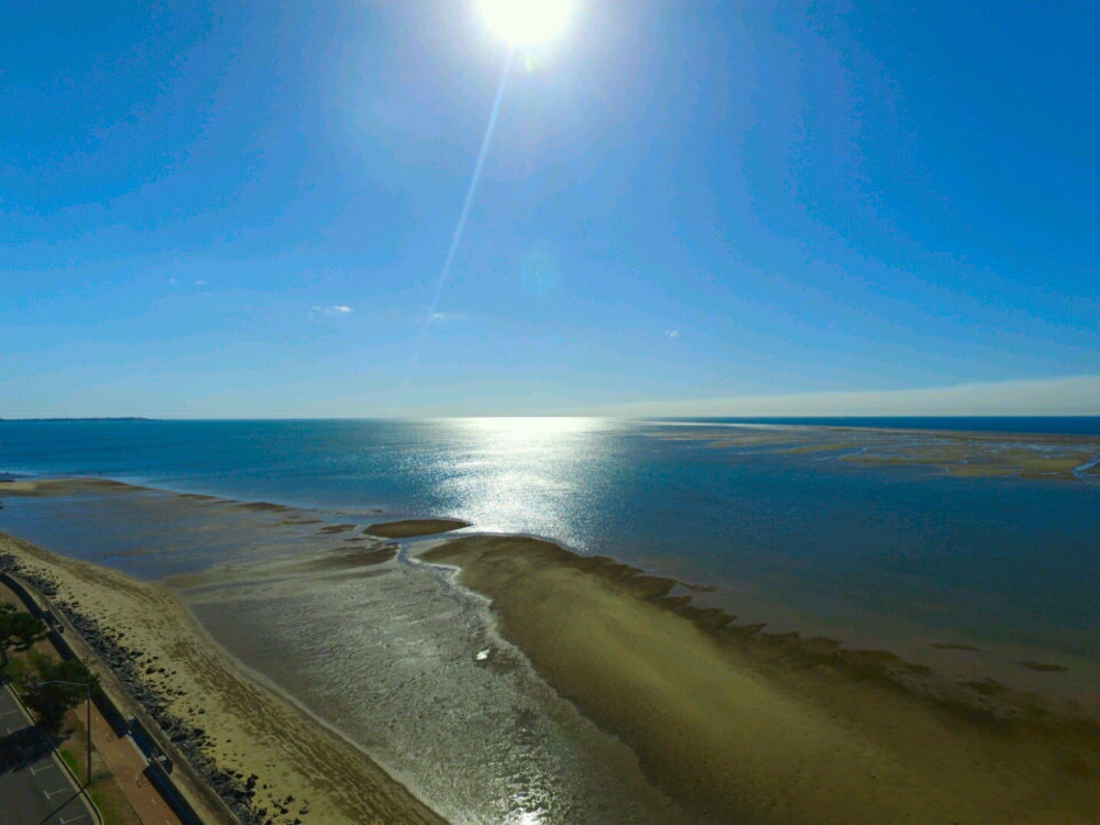 Pier Resort Urangan Exterior photo