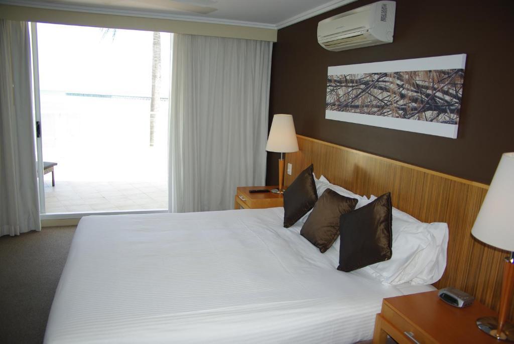 Pier Resort Urangan Exterior photo
