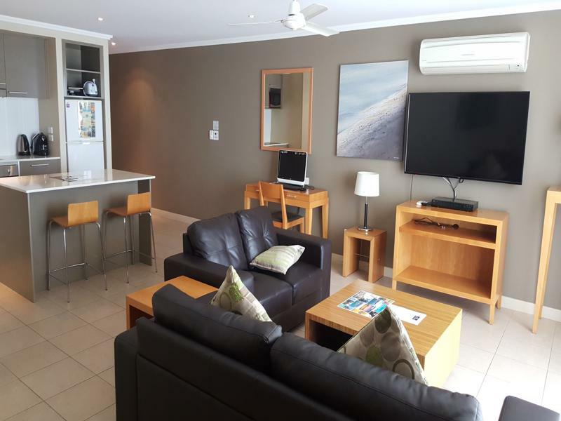 Pier Resort Urangan Exterior photo
