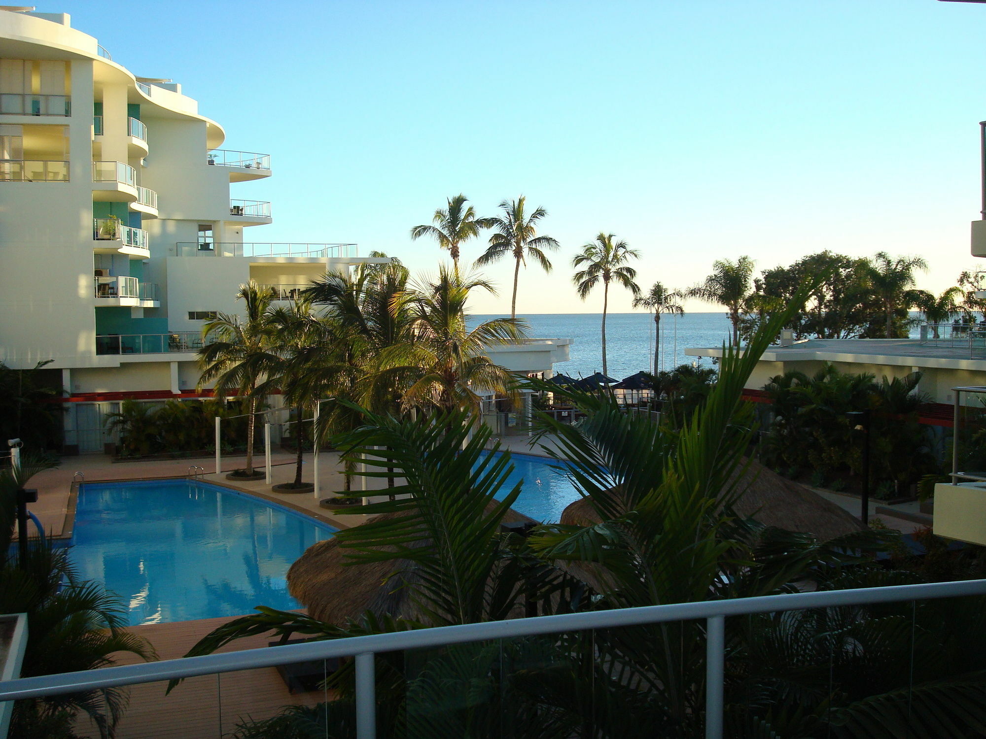 Pier Resort Urangan Exterior photo