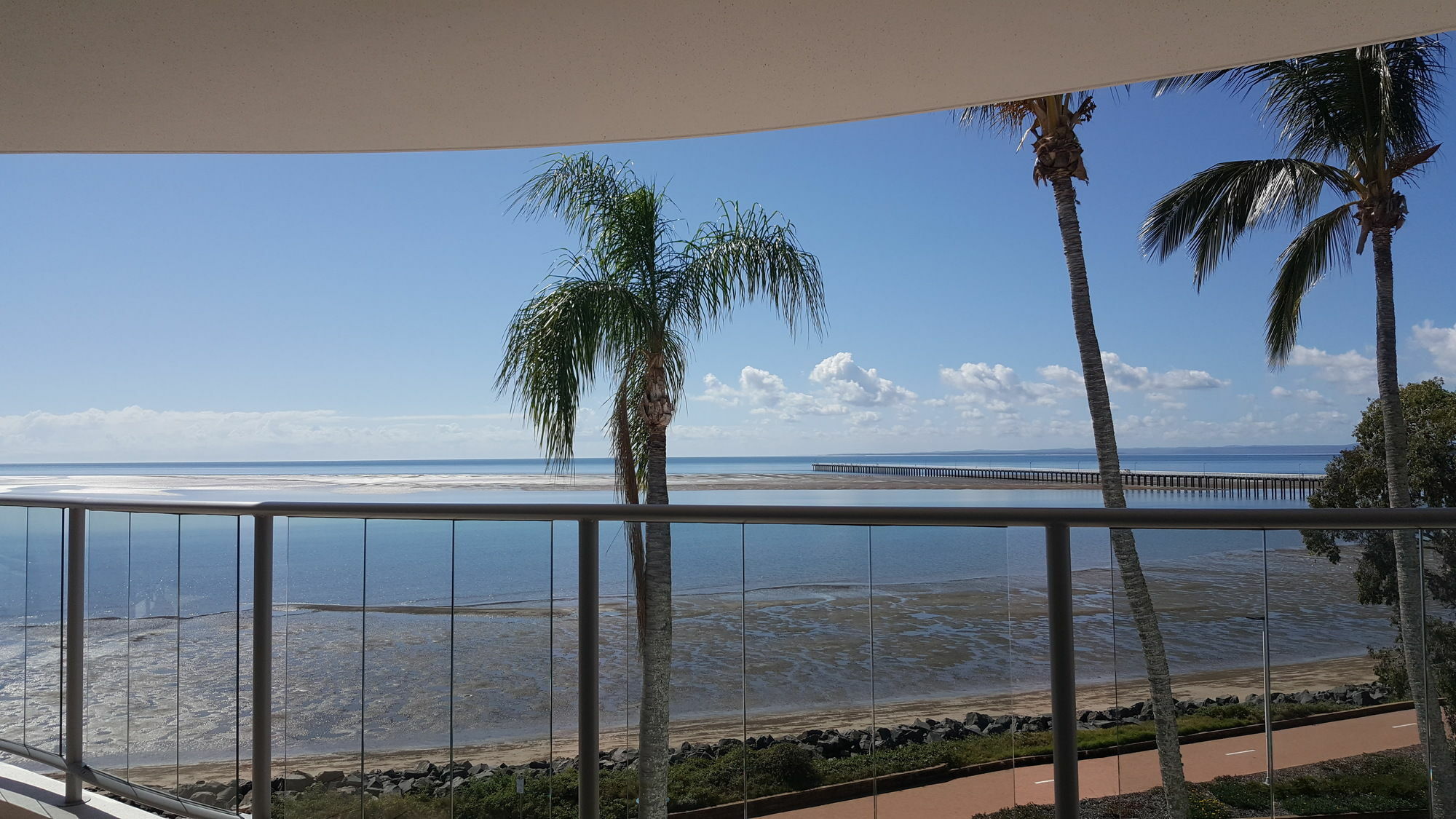 Pier Resort Urangan Exterior photo